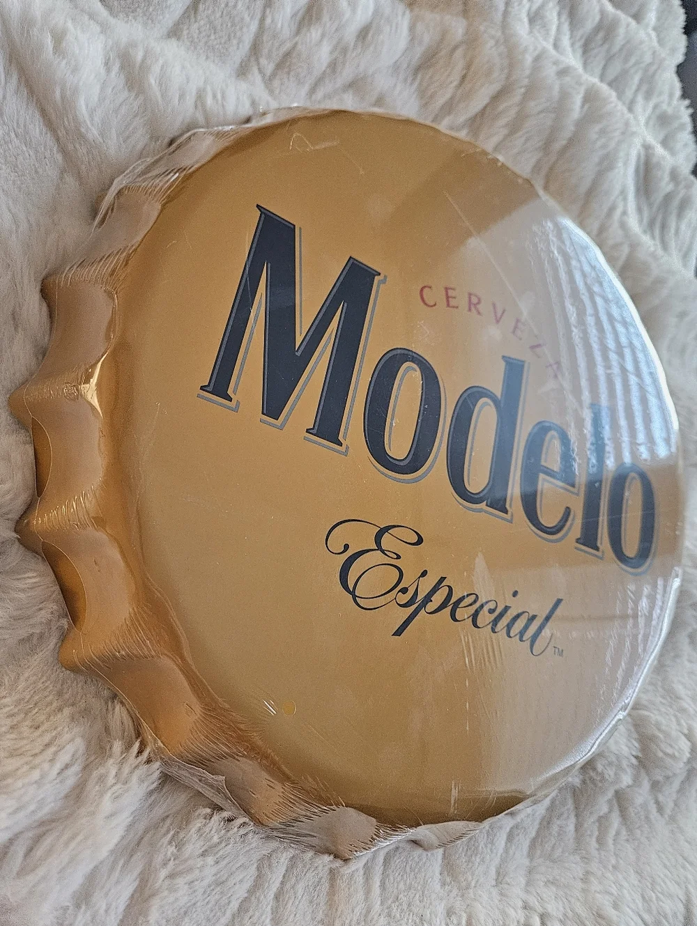 NEW Modelo Especial Gold Wall Sign And 4 Pairs Of Sock Set